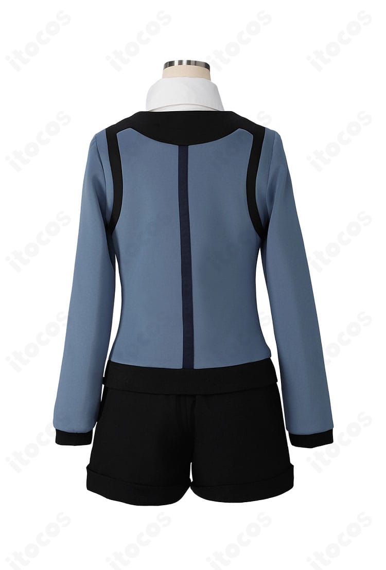 背面全体画像。背中のラインが美しく、コートの後ろ姿のシルエットが際立つ。