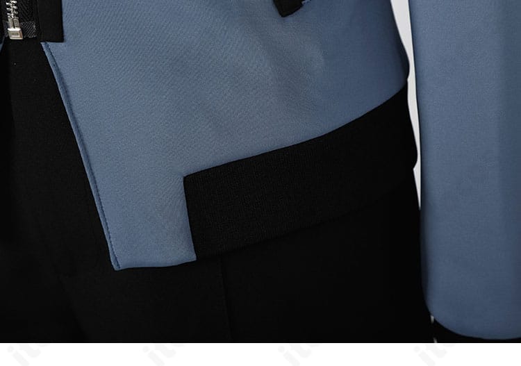 コート裾の装飾ディテール。端処理やアクセントの仕上げを拡大で表示。