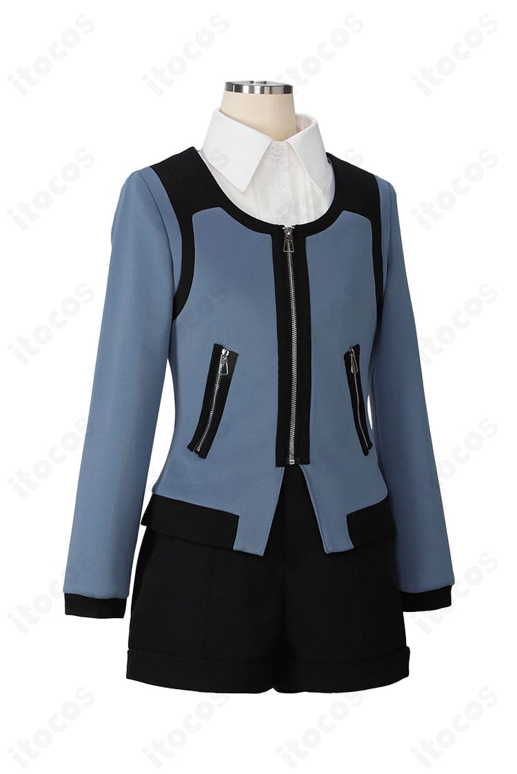 右側面からの衣装画像。コートのシルエットと裾の落ち感、立体的なラインを確認できる。