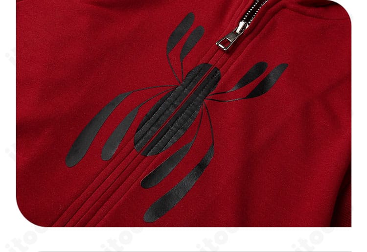 外套の襟元に施されたスパイダー意匠の近接。象徴的モチーフをクリアに表現