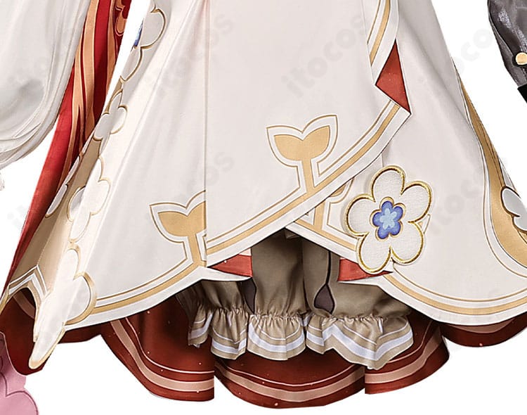 裾装飾のクローズアップ。動きに映えるカッティングと装飾ライン。