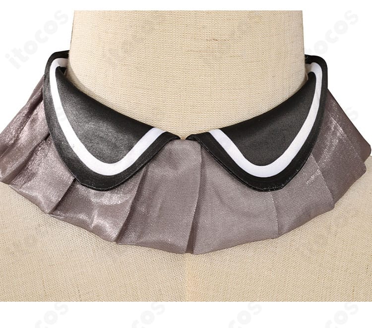 襟元の刺繍と装飾のクローズアップ。繊細な図案と質感が確認できる。