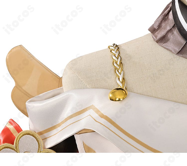 肩飾りのアップ。精緻な造形と配色で存在感を演出。