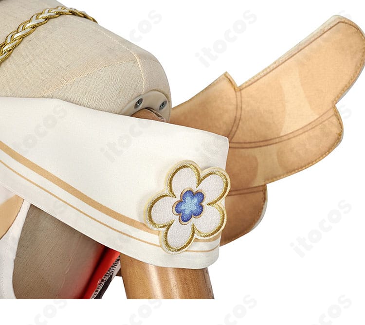 肩の花装飾ディテール。立体的な花モチーフが衣装の華やかさを強調。