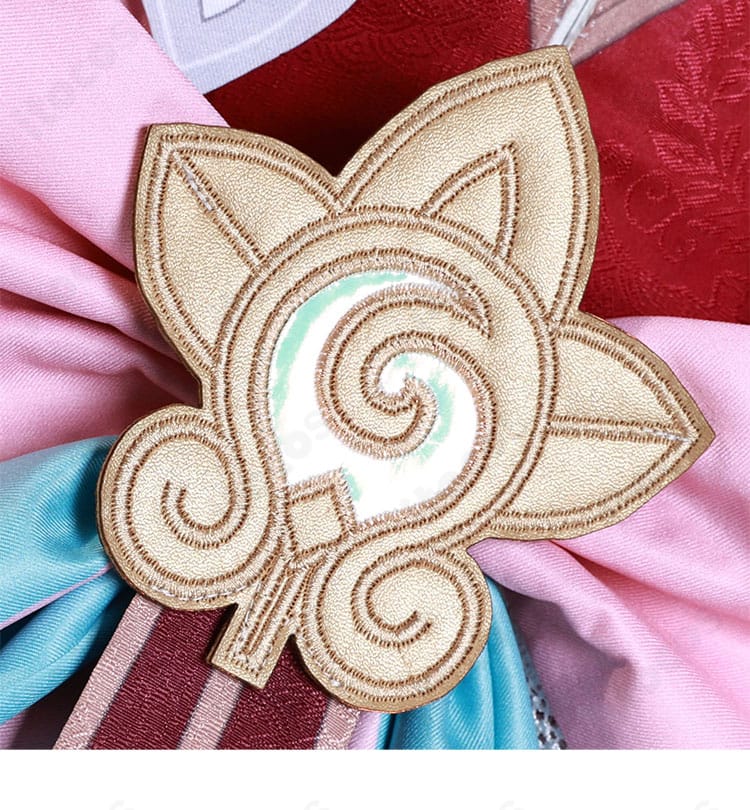 ヒアンシー衣装の背飾りディテール。独特のモチーフを再現した立体的な装飾。