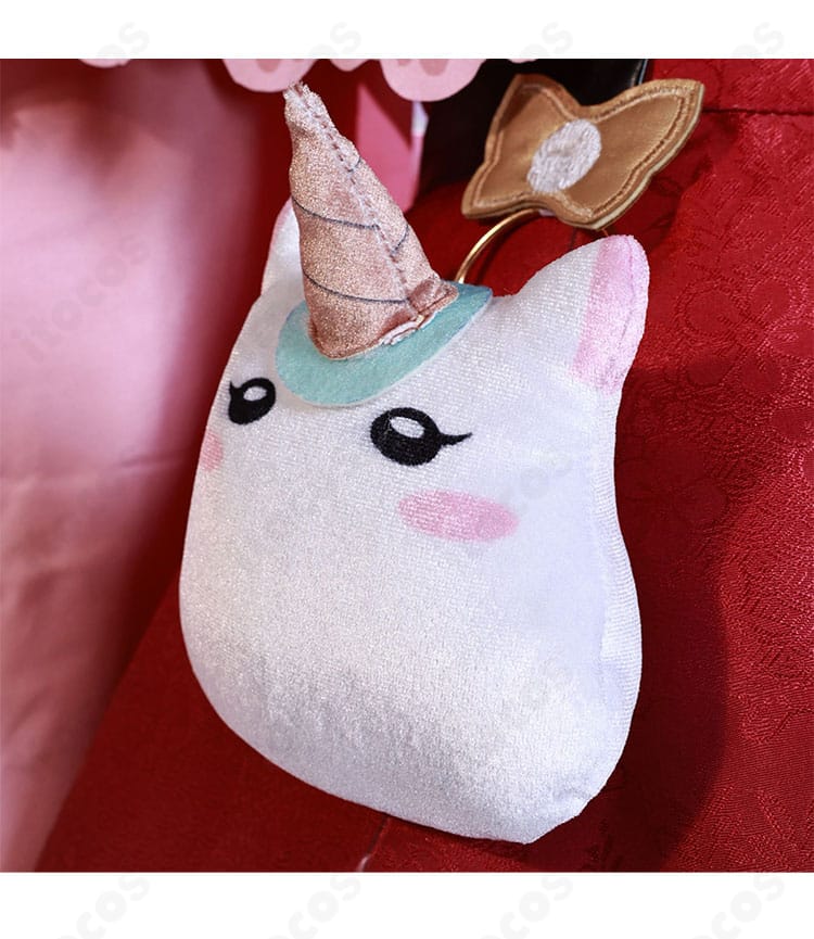 ヒアンシー衣装の腰飾りディテール。刺繍と装飾パーツの質感が映える精巧な仕上がり。