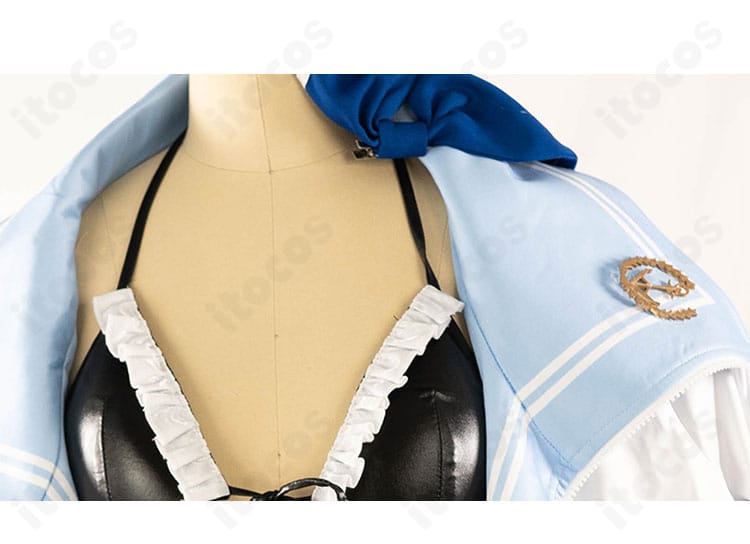 襟元刺繍と飾りリボンのアップ。繊細な刺繍糸の立体感と丁寧なステッチでキャラクター性を表現。