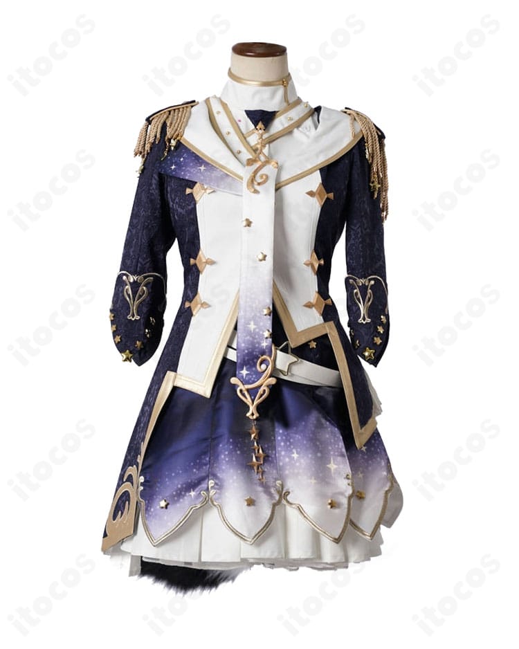 白上フブキ キング衣装の前面装飾アップ。胸飾りと紐飾り、刺繍の質感が際立つクローズアップ。