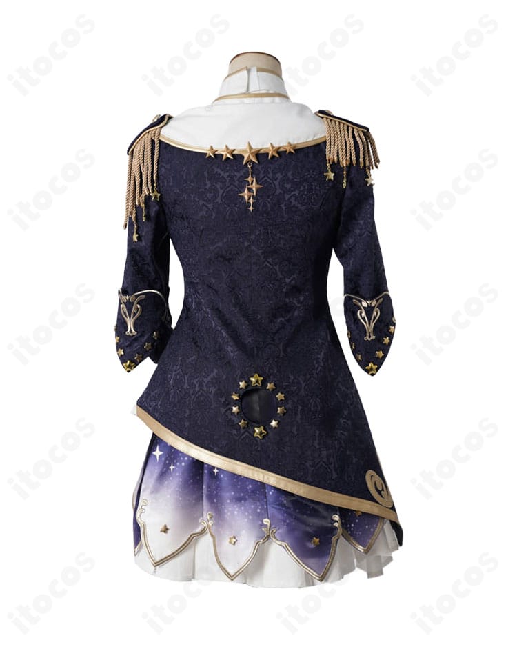 白上フブキ キング衣装の背面装飾アップ。刺繍とパーツ配置、縁取りの仕立てが分かるディテール。