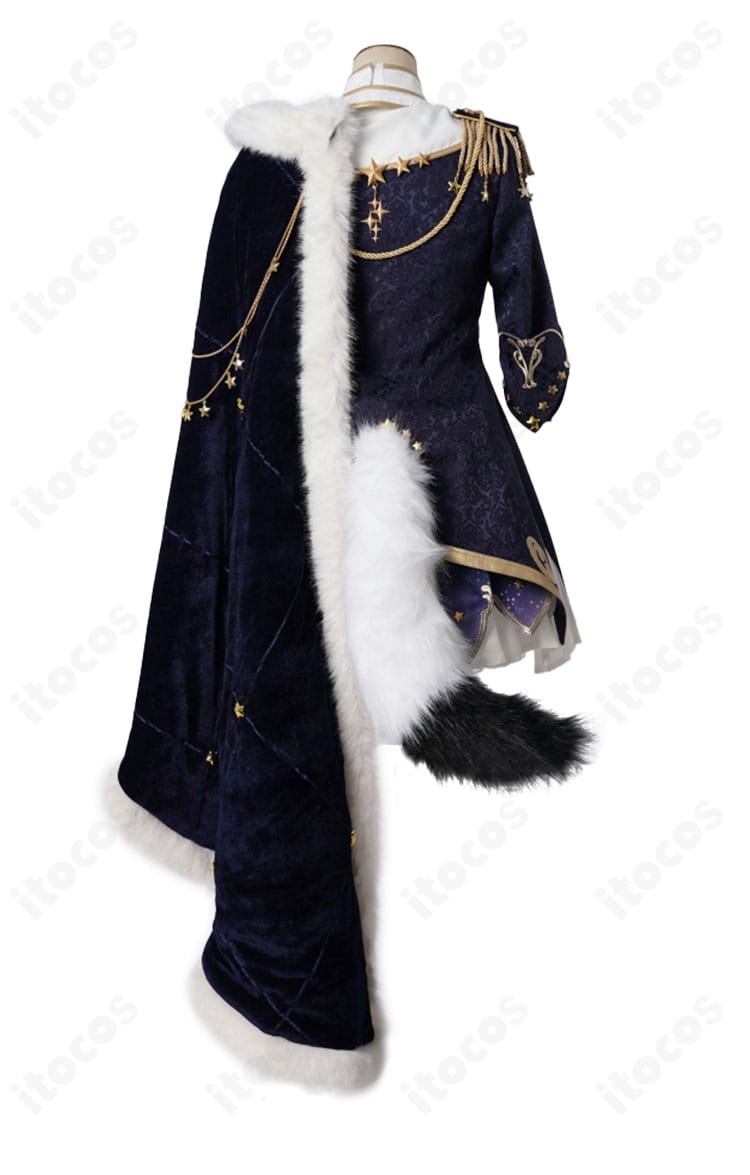 白上フブキ キング衣装の背面。マントのドレープと背面装飾、裾のラインまで再現したバックスタイル。