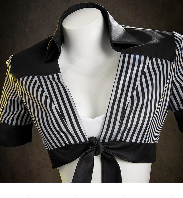 ティファ・ロックハート コスプレ衣装の首元装飾アップ。刺繍風意匠と金具パーツの配置。