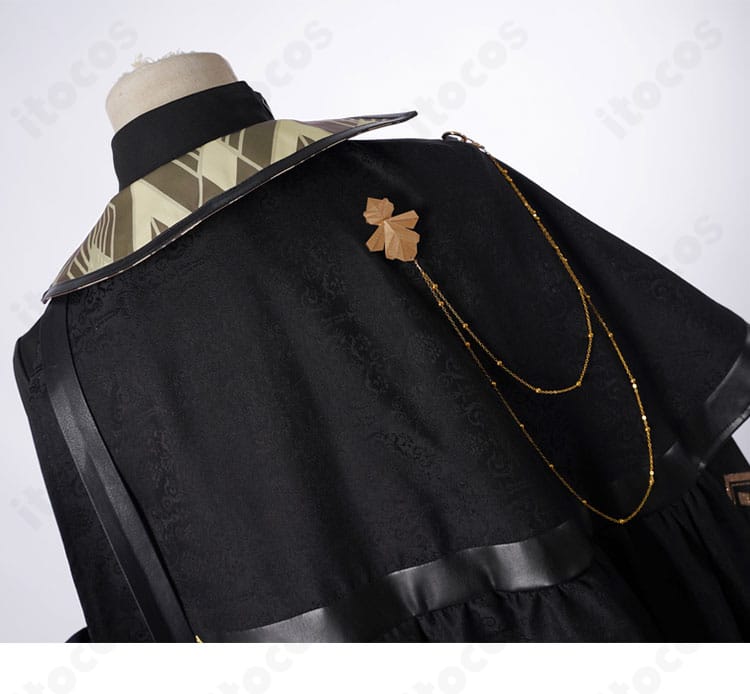 背面装飾のクローズアップ。ケープ端の意匠と背面パーツの縫製を確認