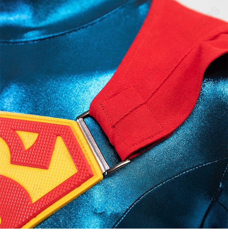 マントの留め具ディテール。着脱しやすい金具仕様と固定位置が分かる接写