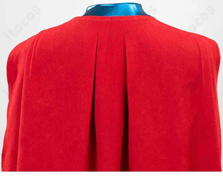 背面マントの縫製ディテール。ヘムの処理とドレープを美しく見せるステッチワークを掲載