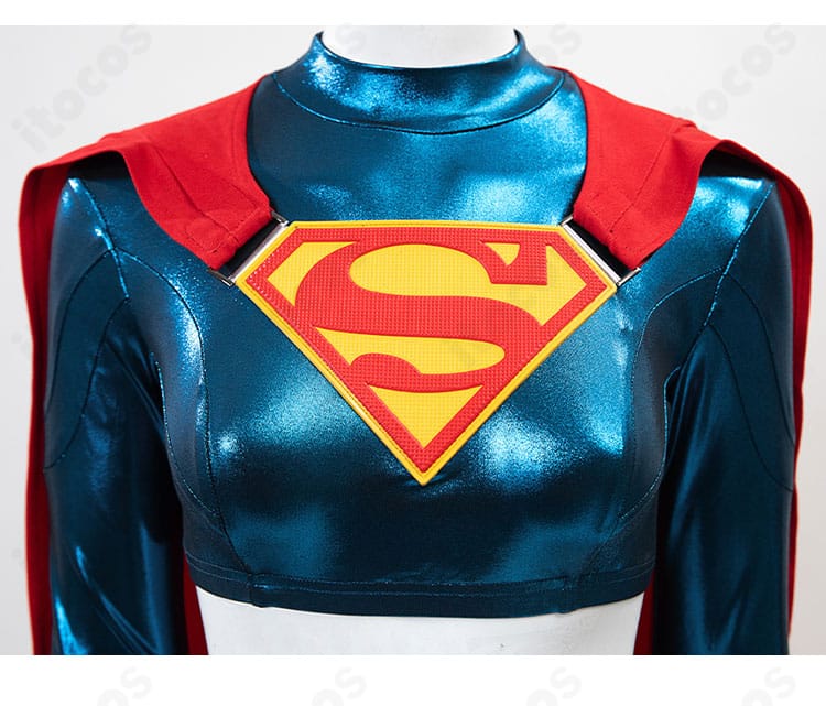 胸元の“S”シールドロゴのクローズアップ。立体パーツの厚みと発色、縫い付けの精度を示す詳細画像