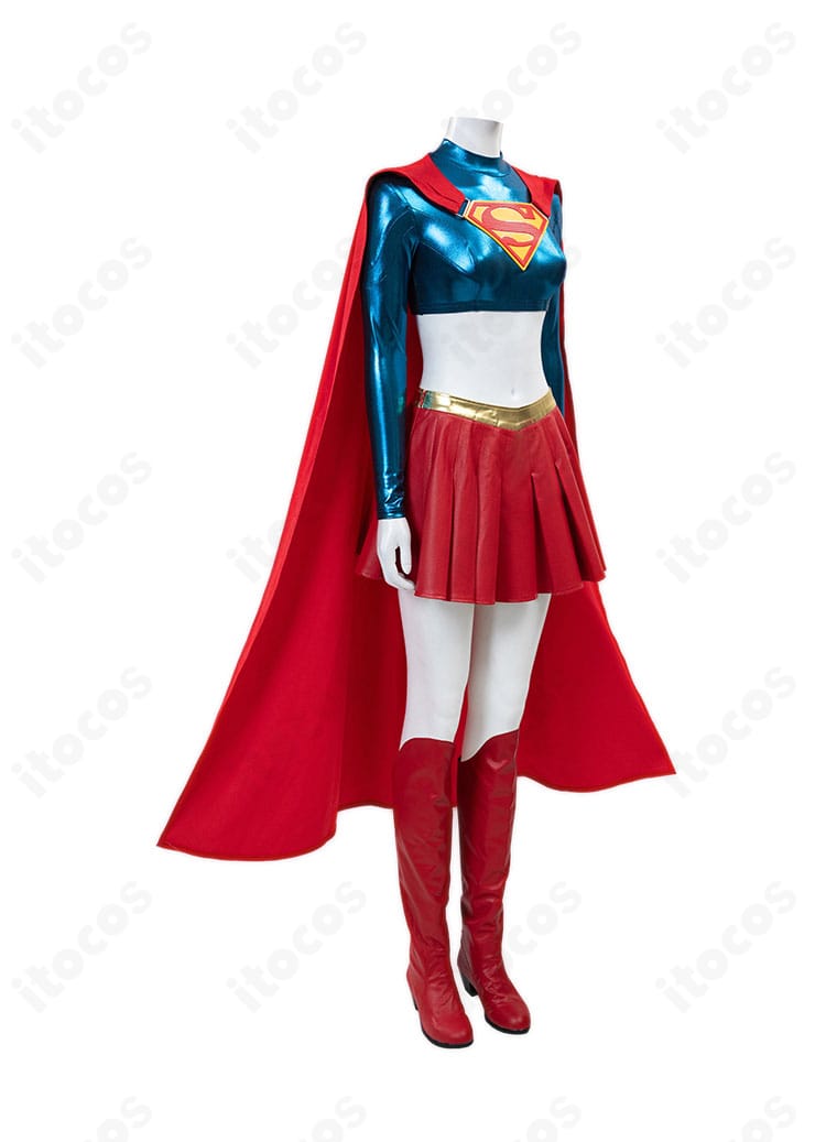 スーパーガール衣装の横からのシルエット。プリーツスカートと軽量マントの自然な広がりを確認できる画像