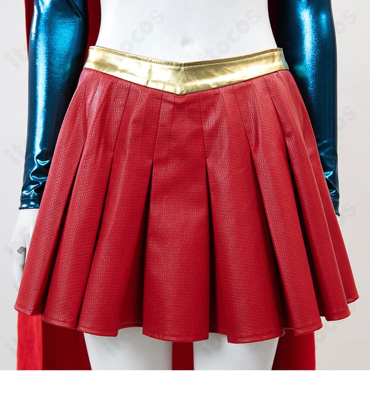 プリーツスカートの装飾と生地感のアップ。光沢のある素材とプリーツの立ち上がりを強調