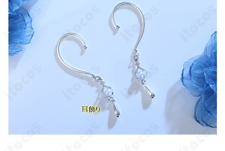 イヤーアクセサリーのクローズアップ。光を受けて映える小物の存在感を表現。