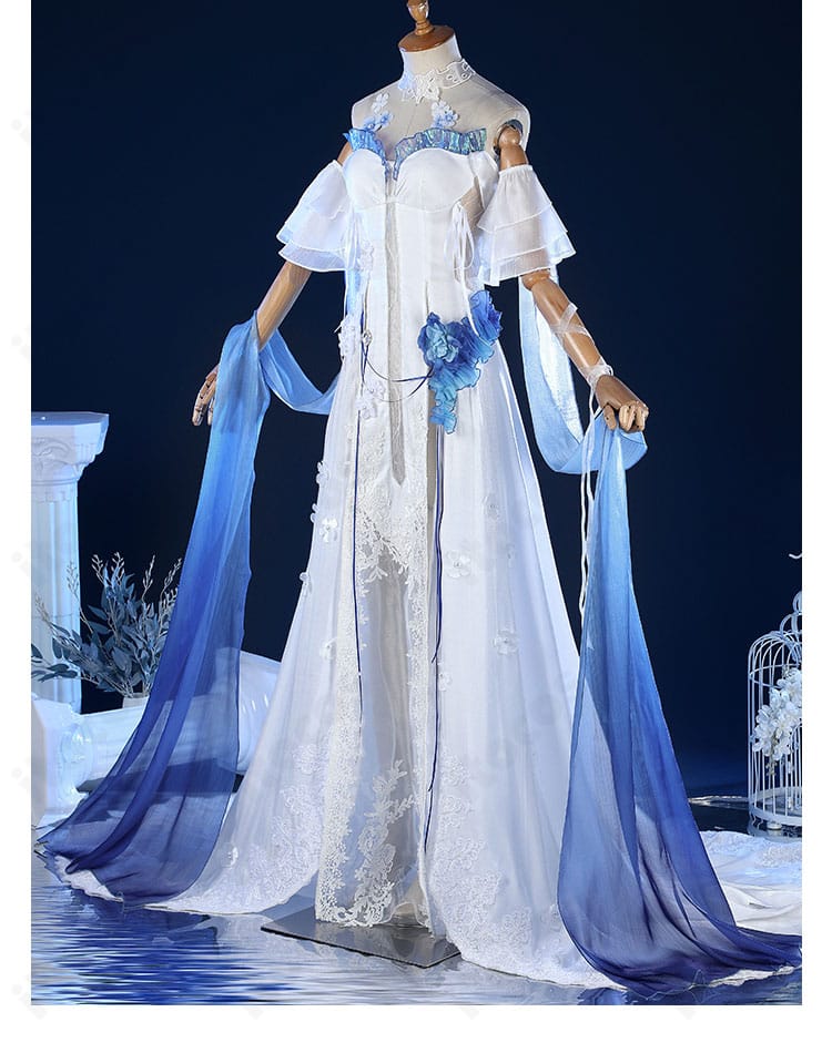 同衣装の側面ビュー。ウエスト装飾とスカートラインの美しさを確認できる角度。