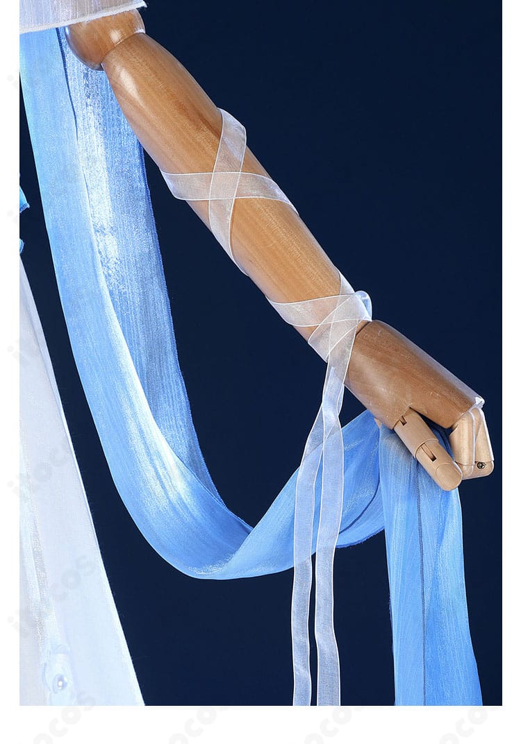 リストアクセサリーのクローズアップ。手元コーデの再現性を示すディテール。