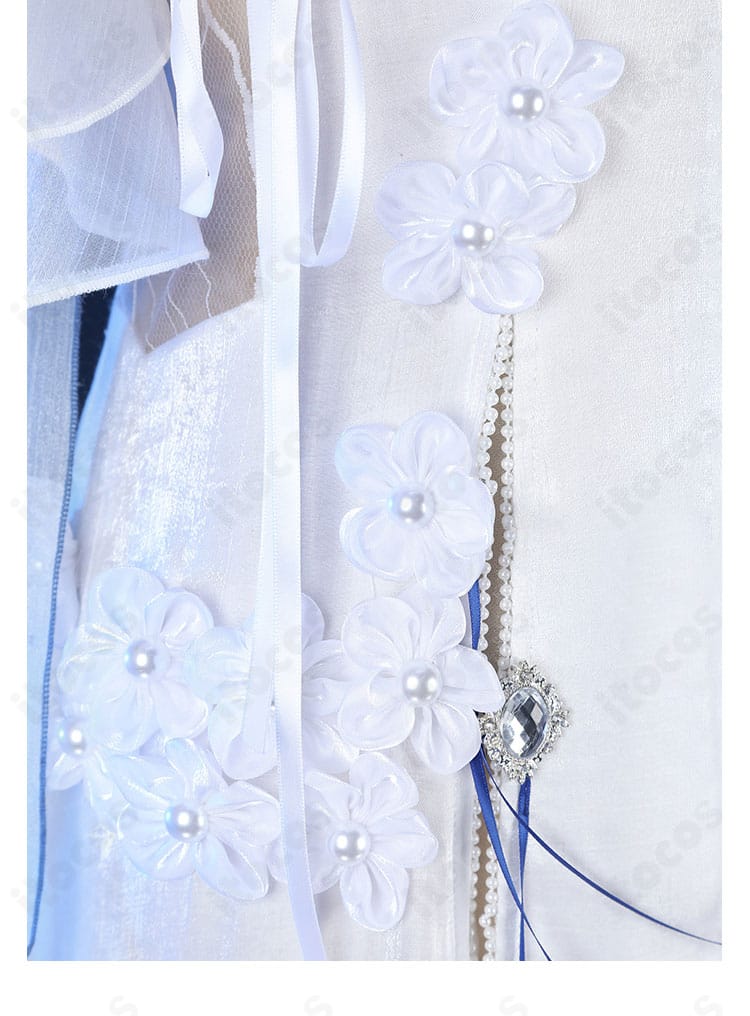 ウエスト装飾ベルト部分の詳細。シルエットを引き締める構造と留め具を確認。