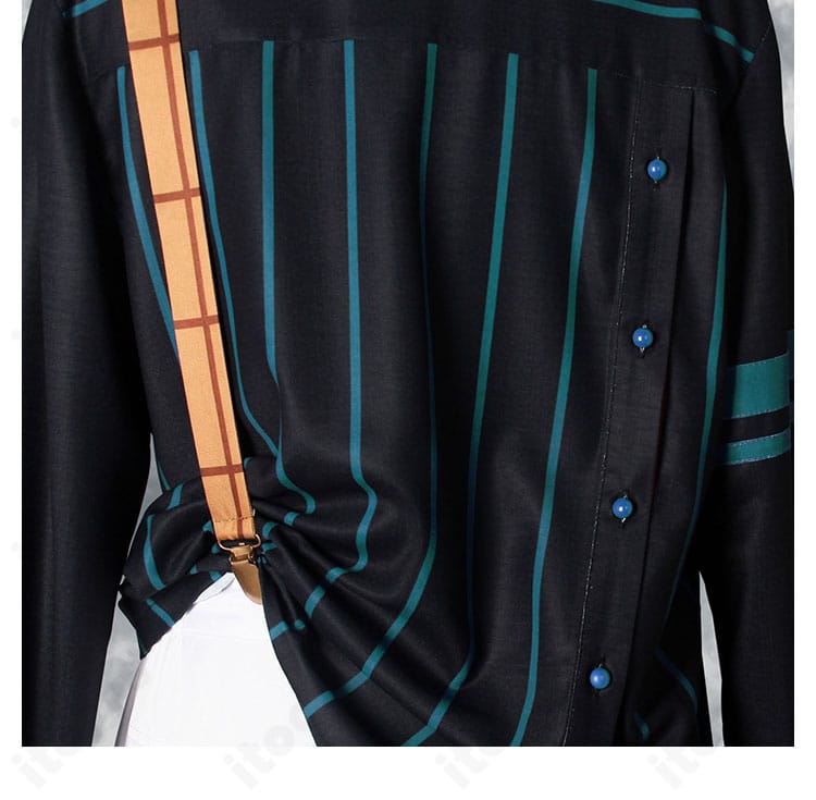 背面装飾のクローズアップ。バッジとライン配置、ステッチの整い具合を見せるディテール。