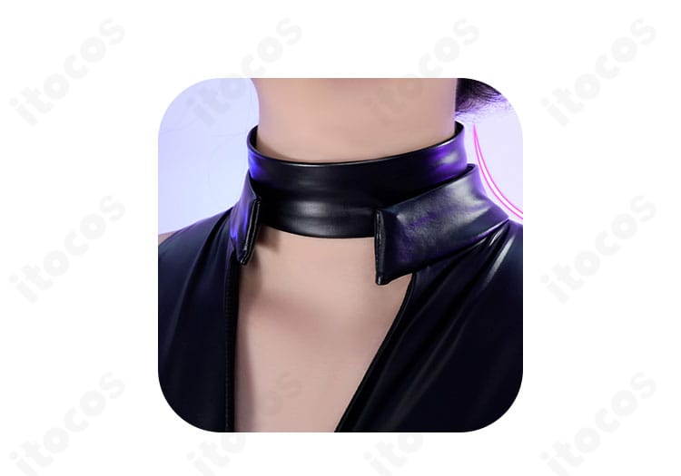 チョーカーとネックレス系アクセサリーのアップ。金属調の装飾と留め具の意匠が分かる詳細画像