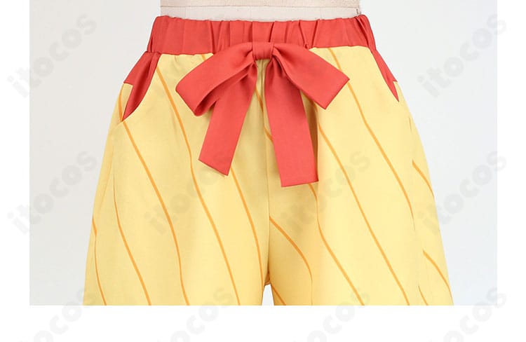 ショートパンツの装飾とステッチをクローズアップ。立体感のある仕上がりを示す画像