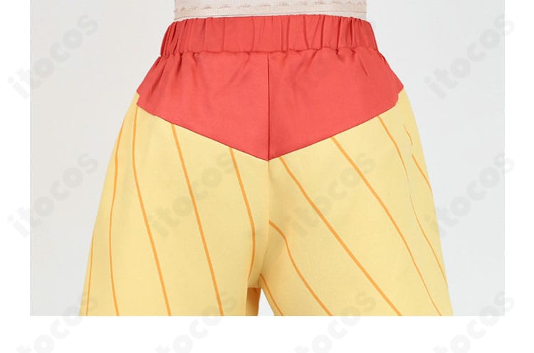 ショートパンツ背面のヨークとポケット配置を確認できる画像。後ろ姿のバランスが伝わる