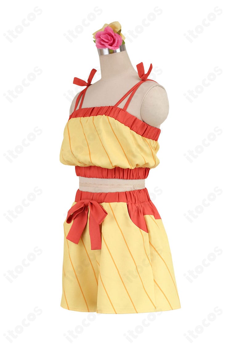 カスミ衣装の側面。ショートパンツのラインとトップスのフィット感が見やすい角度の写真