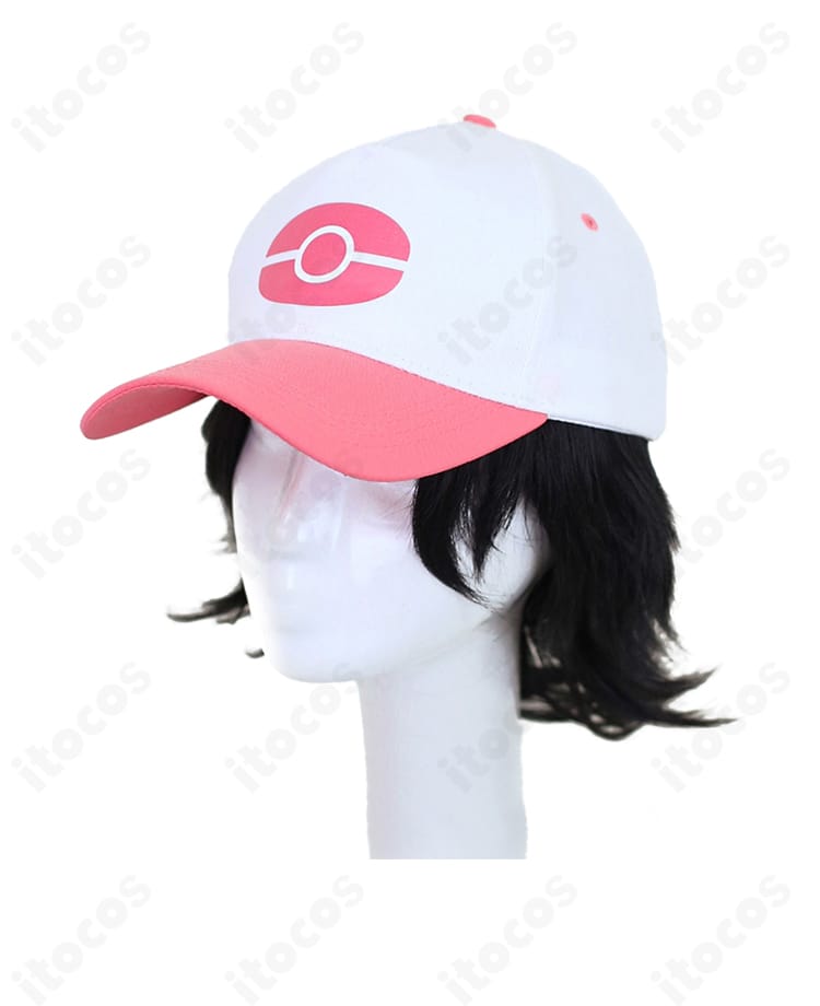 トウコの帽子ディテール。ロゴ刺繍とクラウンの形状が分かる近接カット。