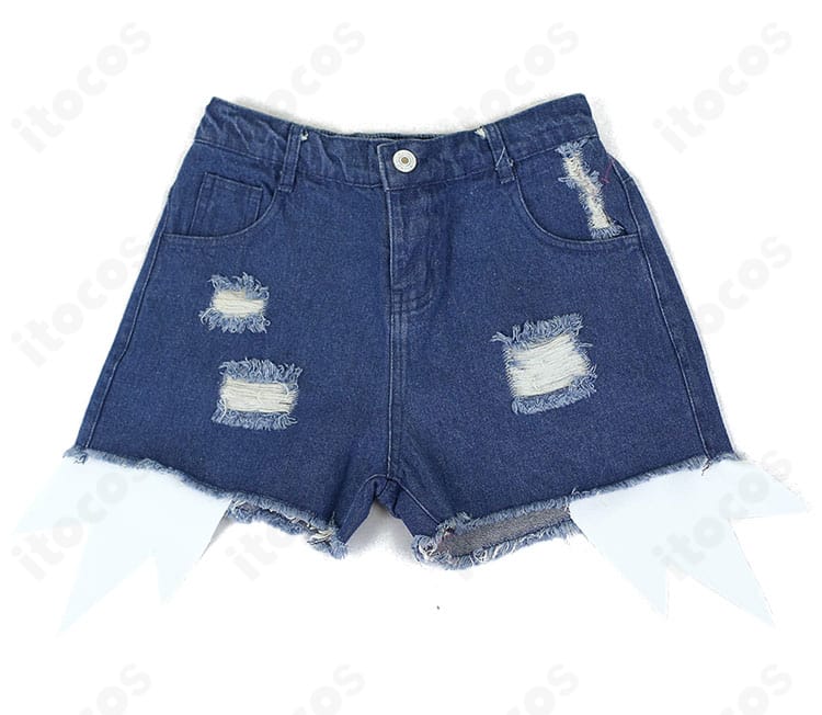 ショートパンツ前面のディテール。ウエストまわりの可動性と動きやすさが分かる構図。