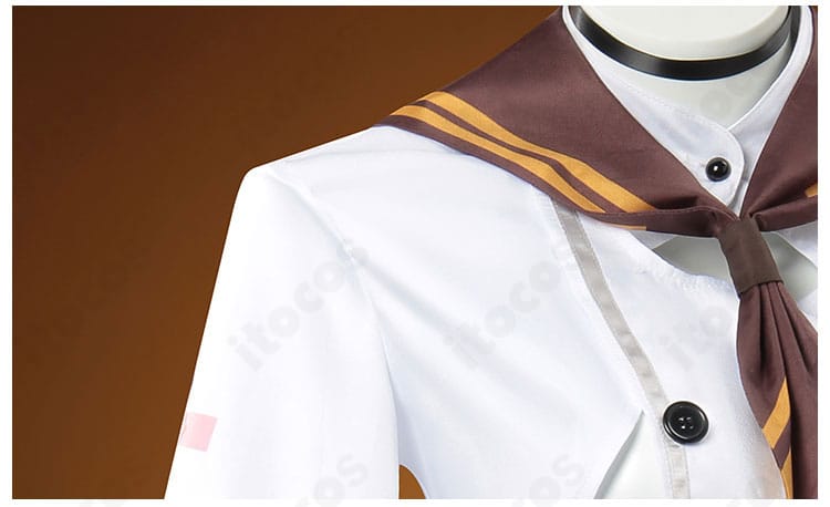 肩袖の装飾ディテール。肩周りのパーツ構成と縁取りの仕上げを強調した画像。