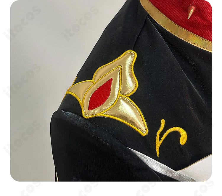 ウロボロス衣装の肩部装飾。細かな装飾要素が存在感を演出。