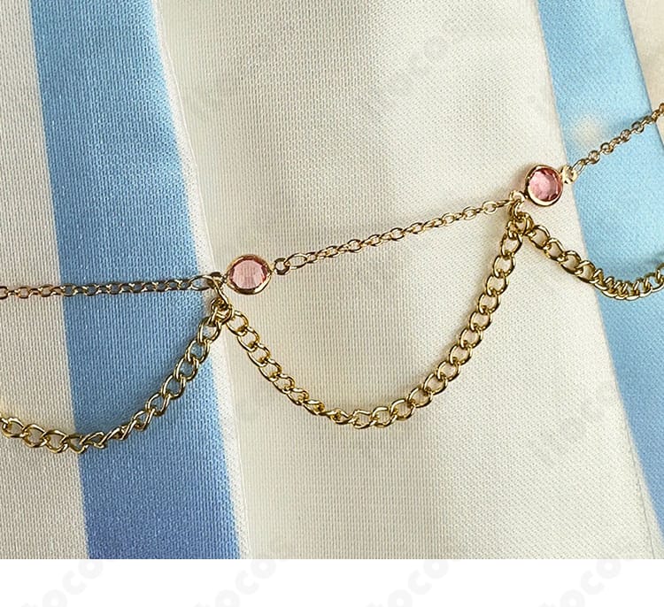 腰飾りのアップ。フリンジと装飾パーツの精密さが分かるディテールショット。