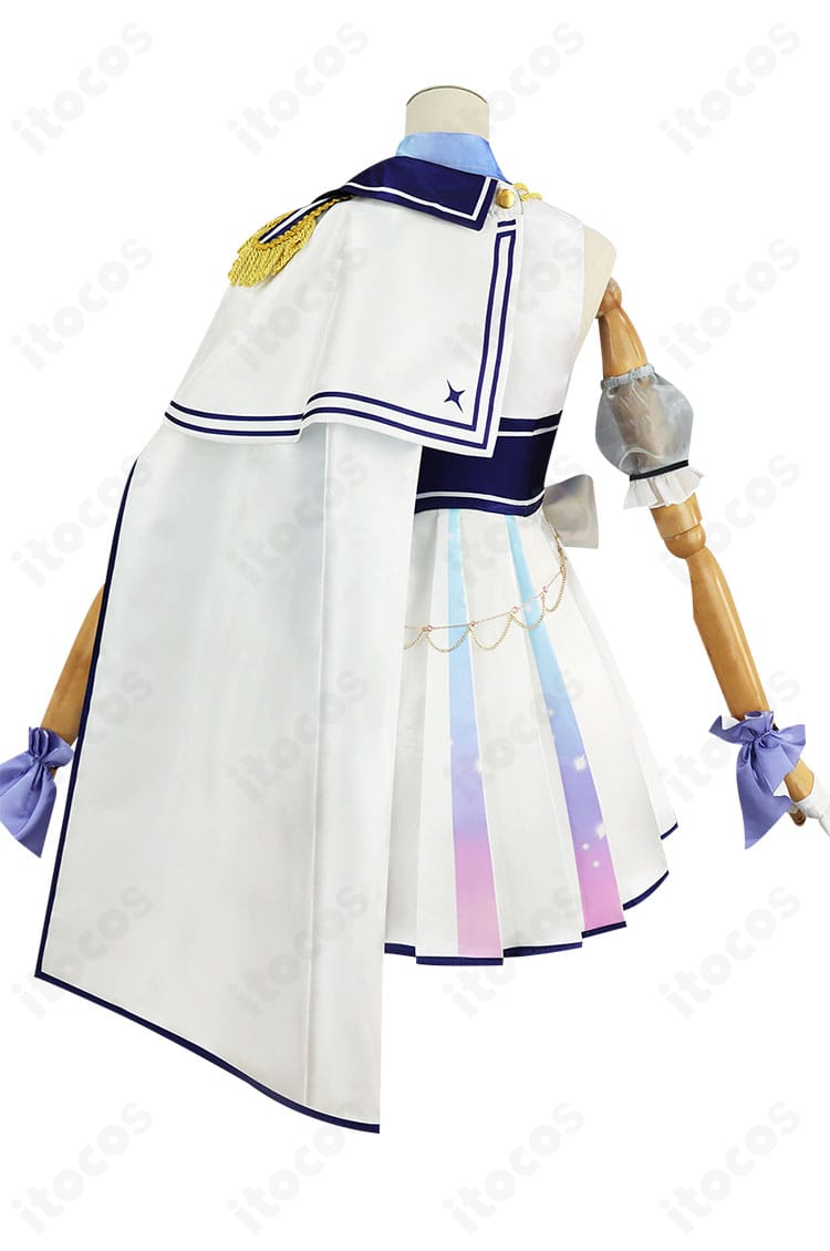 Live SuperNova衣装の背面全体。流れるマントと腰飾りのレイヤー構成が分かるショット。