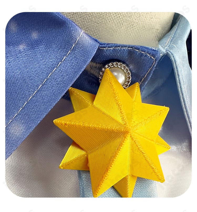 ネクタイ装飾のクローズアップ。精緻な刺繍と金属風パーツでディテールを強調。