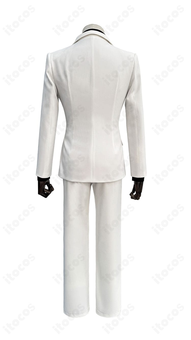 スーツ背面のディテール。背中心のラインとベンツ、肩から裾までのシルエットを確認できるリアビュー。