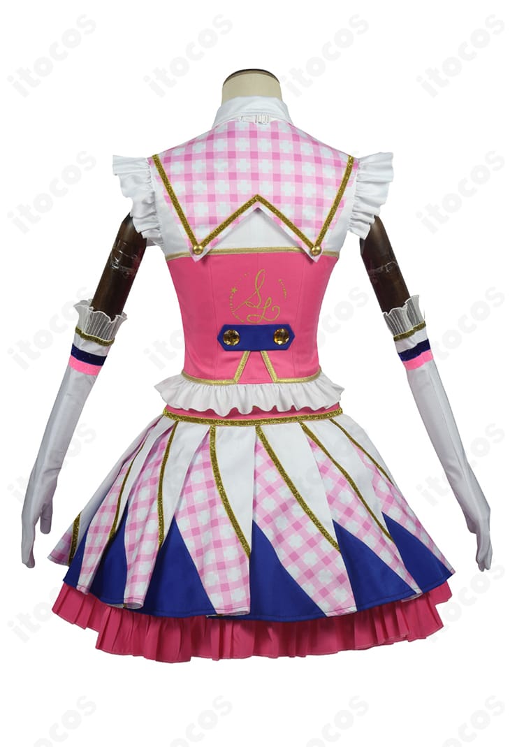 星宮いちご Soleilコスプレ衣装の背面。背中の開閉部や装飾ライン、スカーフの流れなど細部ディテールを確認できる角度。