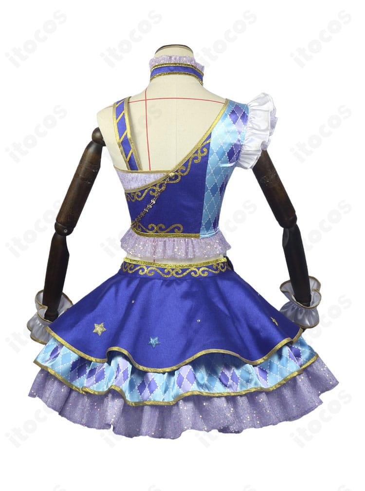 アイカツ！ 桜庭ローラ衣装の背面。背中の開きとファスナー処理、スカートの後ろラインとリボン位置が分かる。