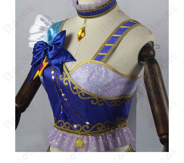 桜庭ローラ衣装の首元装飾と襟ディテール。カチューシャとの質感連動とステージ映えする艶感を示すアップ。