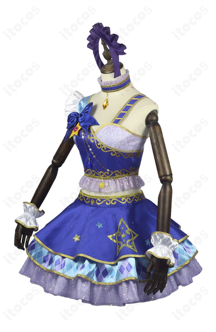 アイカツ！ 桜庭ローラ衣装の左側面。袖やウエストの切替ライン、手首飾りの質感など細部が見える角度。