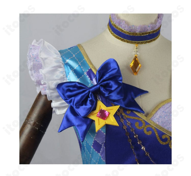 桜庭ローラ衣装の胸元蝶結びクローズアップ。立体感あるリボン材と縫製の仕上げが分かる詳細画像。