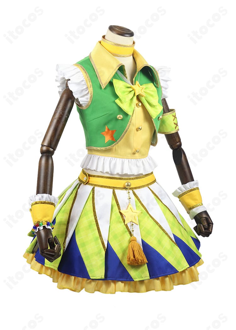 アイカツ！新条ひなき コスプレ衣装の右側面。ベストとスカートのライン、アクセサリーの見え方を確認。