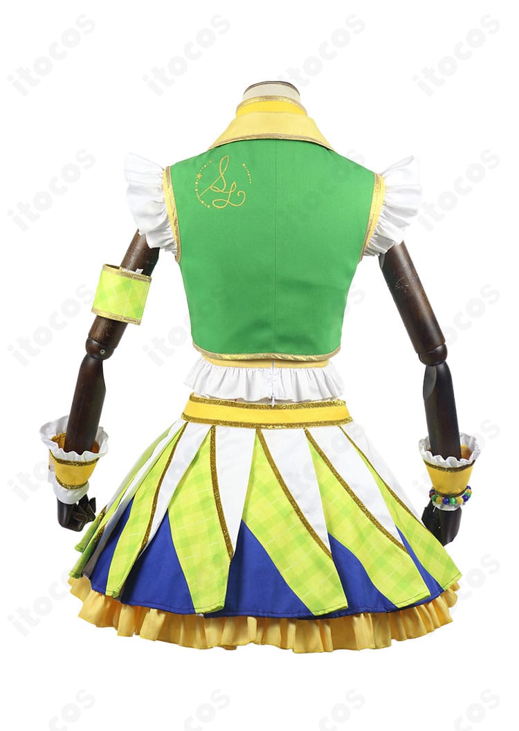 アイカツ！新条ひなき コスプレ衣装の背面。ベストの後ろ姿やスカートの広がり、装飾の配置を表示。