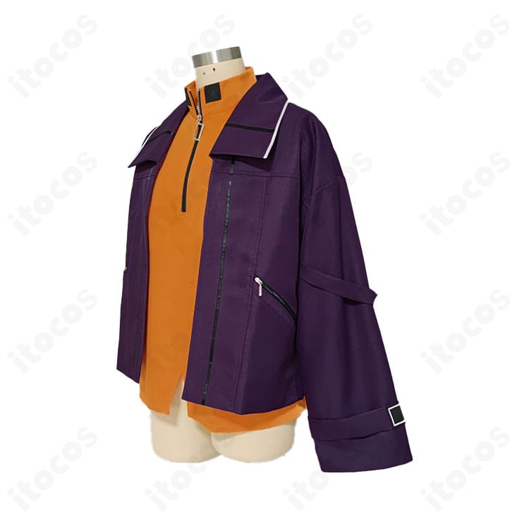 月永レオ 秋〜冬私服コスプレの側面。体のラインに沿ったフィット感とコートの落ち感が分かる角度。