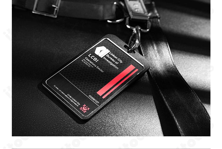 主人公『夜と共に』衣装の胸飾りディテール。象徴的アクセサリーの意匠と色味が見えるクローズアップ。