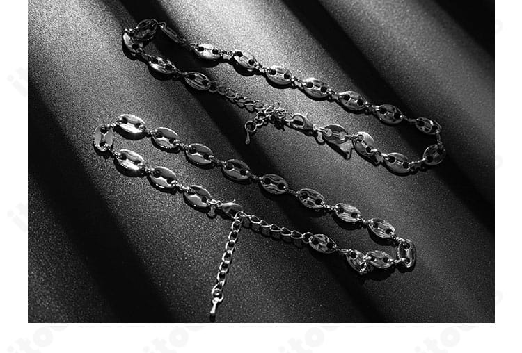 主人公『夜と共に』衣装の足首飾りディテール。足元アクセントの形状と装着位置を示す接写。