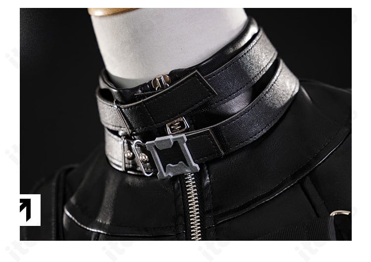 主人公『夜と共に』衣装の首飾りディテール。金属調パーツとモチーフ形状の質感が伝わる接写。