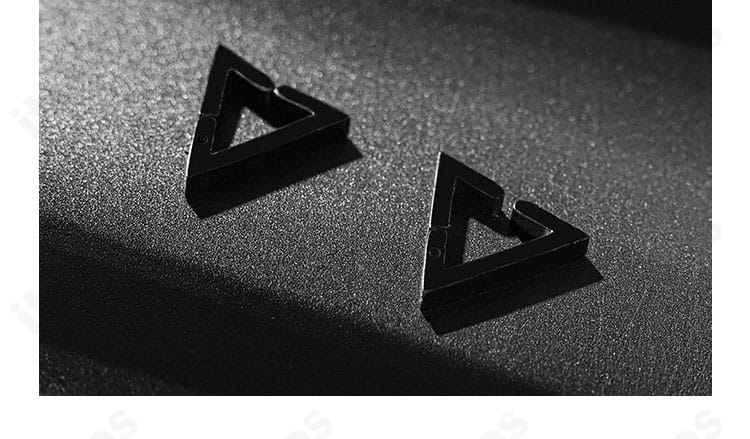 主人公『夜と共に』衣装の耳飾りディテール。モチーフデザインと金具の仕上げが分かる画像。